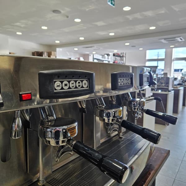 Cheap Beautiful Commercial 3 Group  coffee machine fully serviced