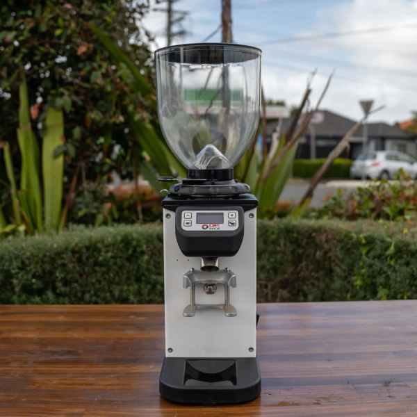 Stunning Ex Demo Dip DkS 65 In White Electric On Demand Grinder - Australia - Di Pacci