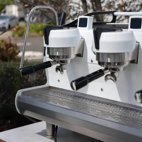 SYNESSO 3 GROUP HYDRA JAW DROPPING COMMERCIAL COFFEE MACHINE